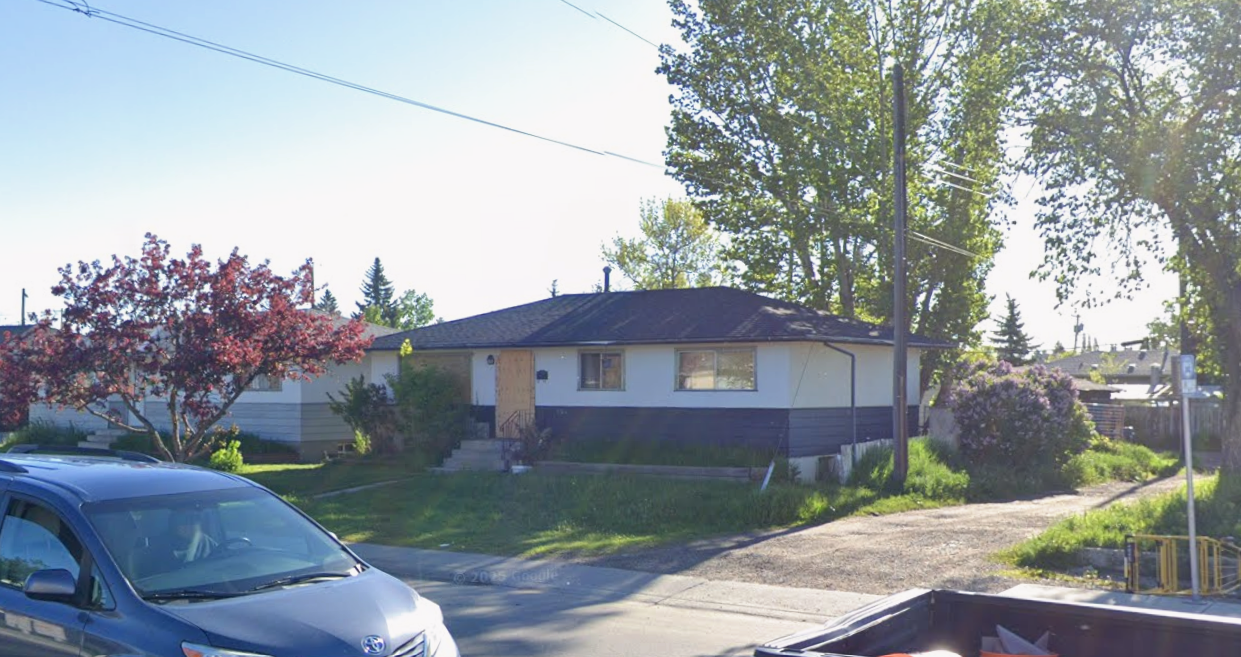 Photo of 1726 44 Street SE (Calgary)